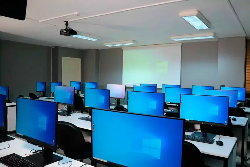 bilgisayarlı sınıf resmi